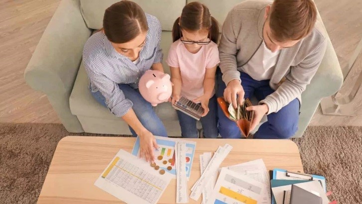 ilustración de una familia planificando las finanzas en una mesa