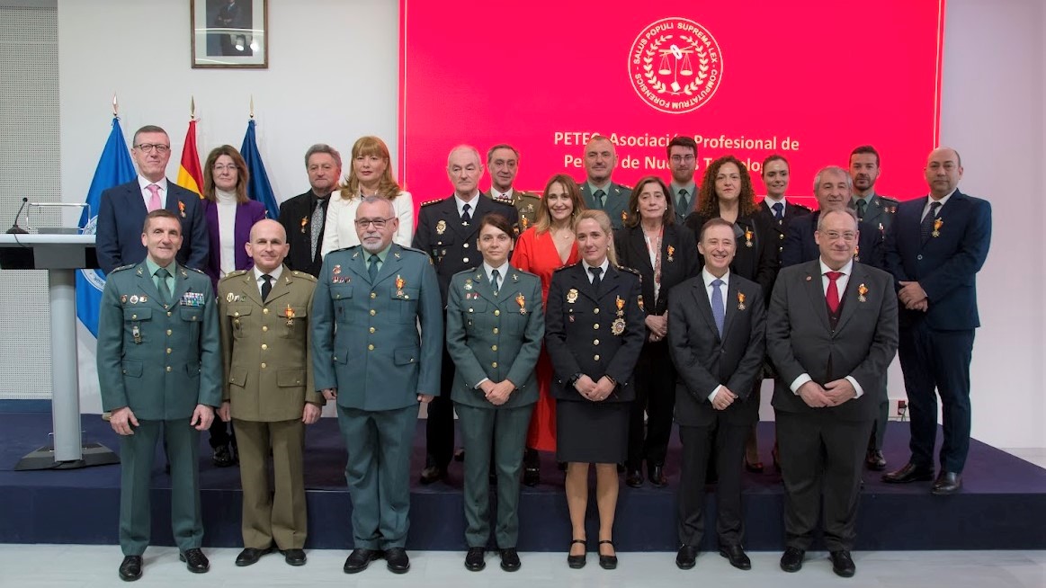 Imposición de Medallas al Mérito en Ciberdefensa, acompañados por el presidente del Comité de Grados D. Ignacio Carrasco